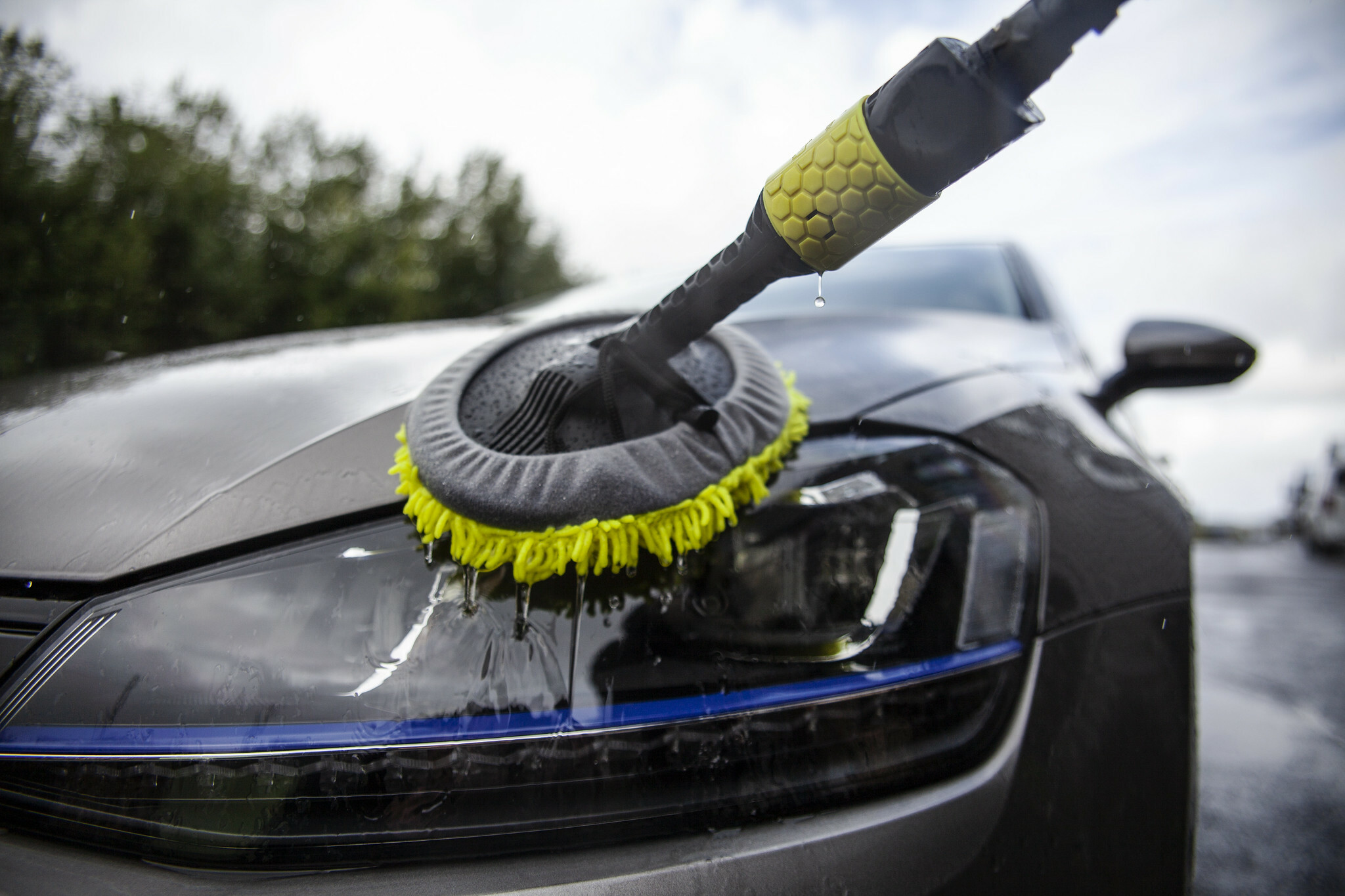 Washing the car with a microfibre mop